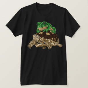 Camiseta um sapo na carapaça de uma tartaruga