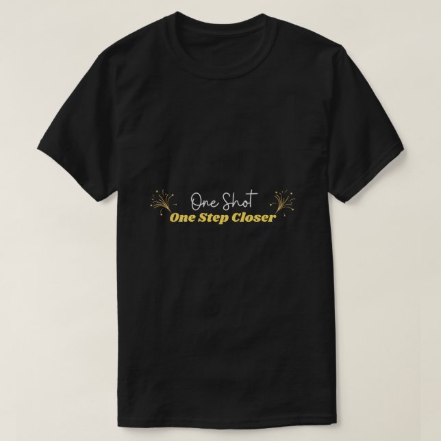 Camiseta Um Shot One Step Mais Perto (Frente do Design)
