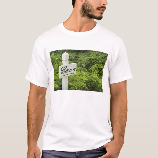 Camiseta Um sinal apontando para a adega (Cave) em (Frente)