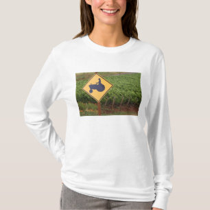 Camiseta Um sinal de cruzamento de trator amarelo na vinha