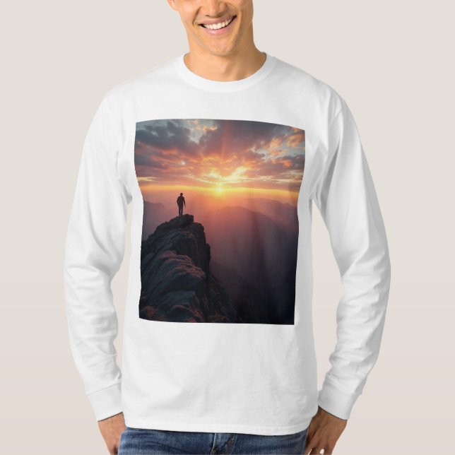 Camiseta Um sol majestoso visto do pico da montanha (Frente)