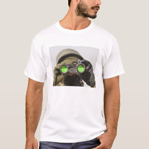 Camiseta Um soldado afegão faz a varredura do horizonte