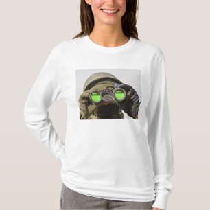Camiseta Um soldado afegão faz a varredura do horizonte