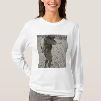 Camiseta Um soldado atinge seu alvo em uma toca de tiro