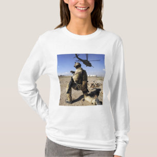 Camiseta Um soldado conduz a segurança para um HH-60