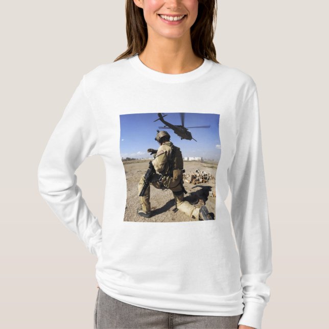 Camiseta Um soldado conduz a segurança para um HH-60 (Frente)