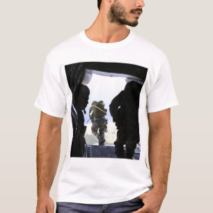 Camiseta Um Soldado executa um salto de linha estática