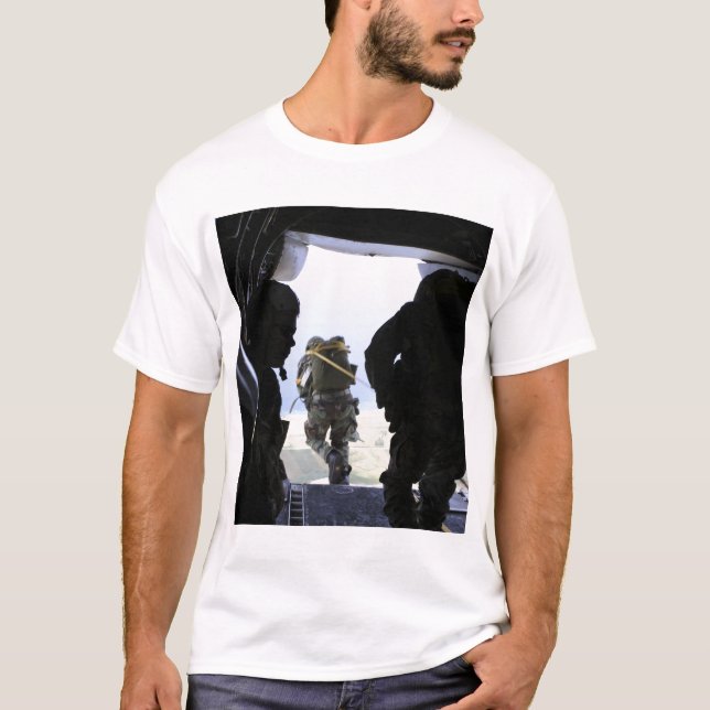 Camiseta Um Soldado executa um salto de linha estática (Frente)