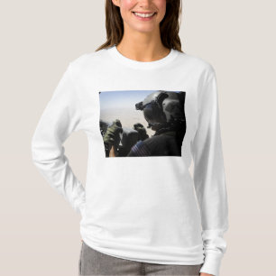 Camiseta Um soldado fornece a segurança