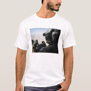Camiseta Um soldado fornece a segurança