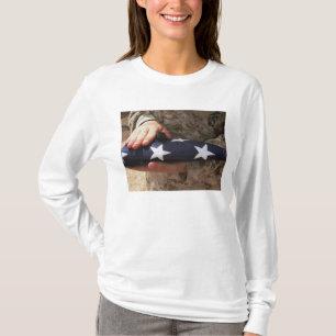 Camiseta Um soldado guardara a bandeira dos Estados Unidos