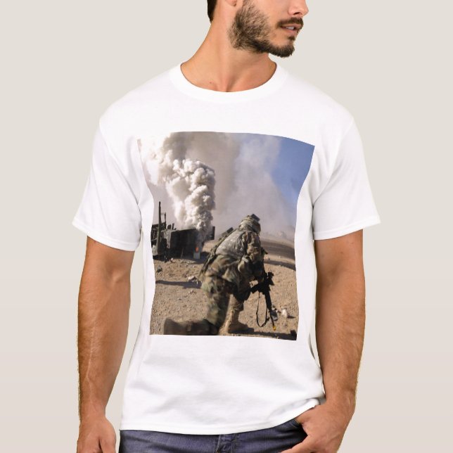 Camiseta Um Soldado reage a um explosivo controlado (Frente)