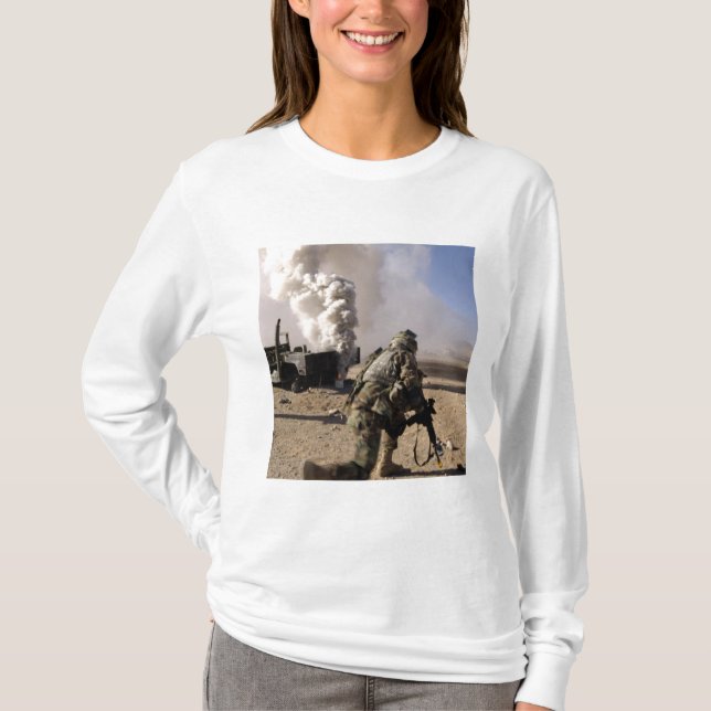 Camiseta Um Soldado reage a um explosivo controlado (Frente)