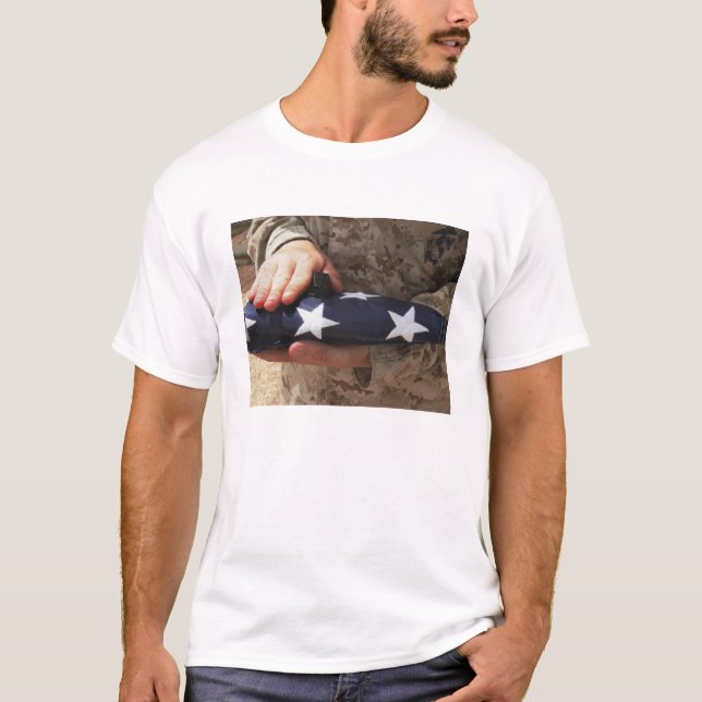 Camiseta Um soldado segura bandeira dos Estados Unidos (Frente)