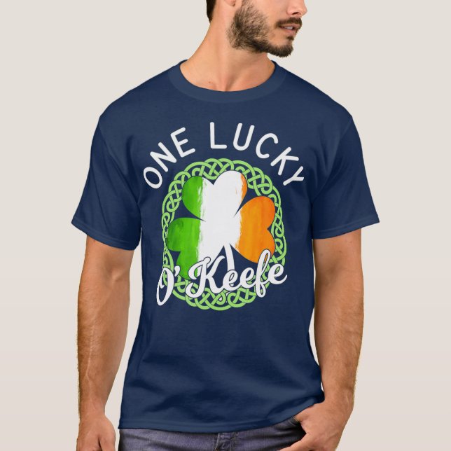 Camiseta Um sortudo OKeefe Irish Family Name (Frente)