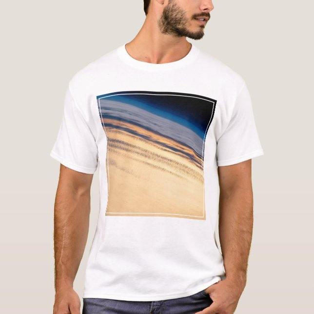Camiseta Um Sunset Orbital Ao Largo Da Costa Da Baixa Calif (Frente)