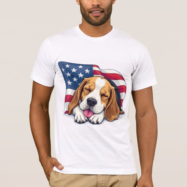 Camiseta Um T-Shirt Cachorro (A cartoon beagle sleeping peacefully, draped in an American flag.)