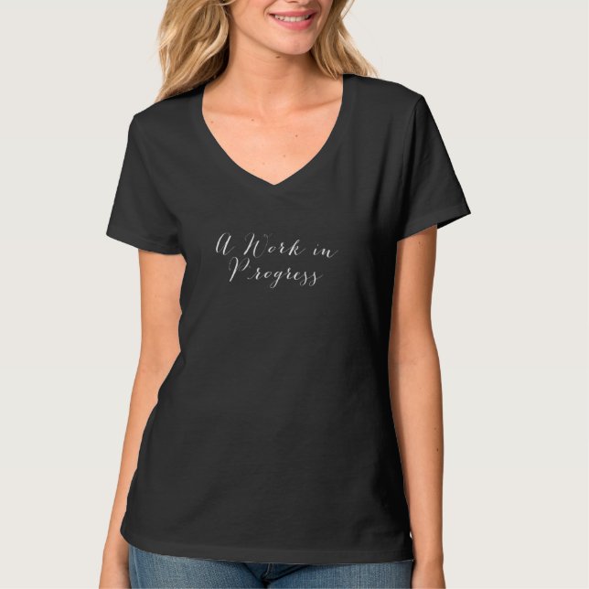 Camiseta Um Trabalho Em Curso Aa Dizendo Design (Frente)