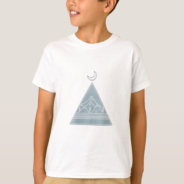 Camiseta Um triângulo com uma montanha e lua dentro (Frente)