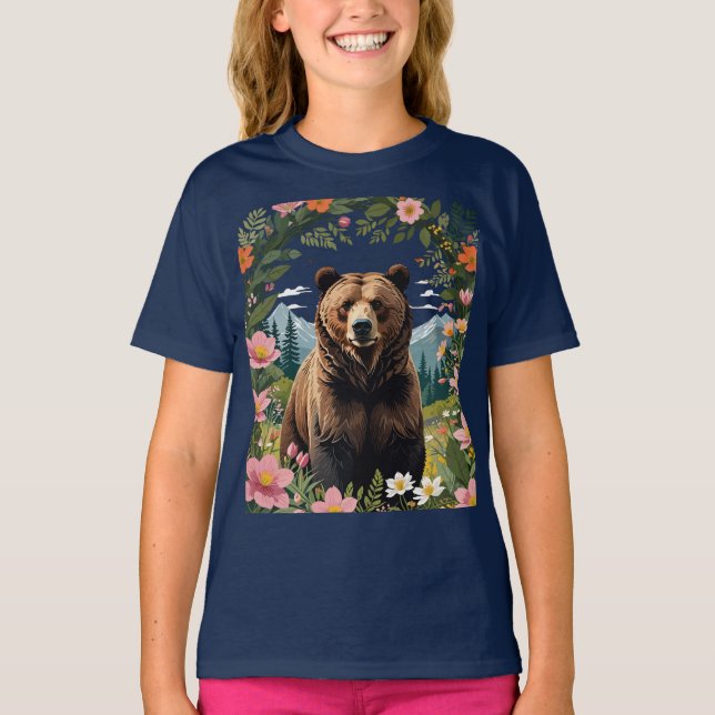 Camiseta Um Urso Castanho Com Flora E Montanhas De Prado (Frente)