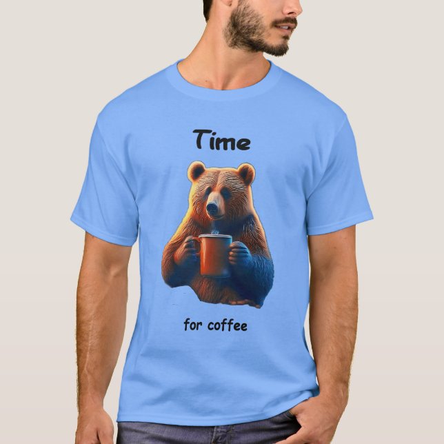 Camiseta Um urso está segurando uma caneca de café a vapor (Frente)