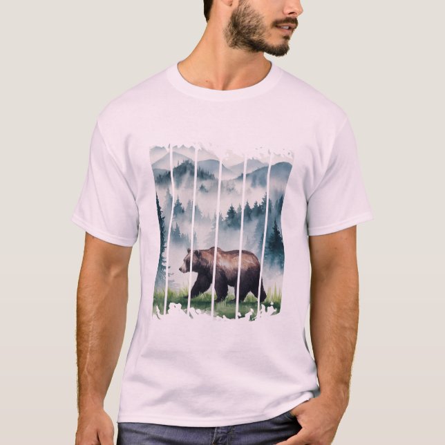 Camiseta um urso numa floresta selvagem névoa (Frente)