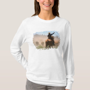Camiseta Um vaqueiro trabalhando no rebanho em uma boiada
