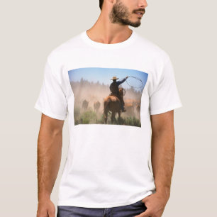 Camiseta Um vaqueiro trabalhando no rebanho em uma boiada