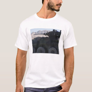 Camiseta Um veículo blindado dispara