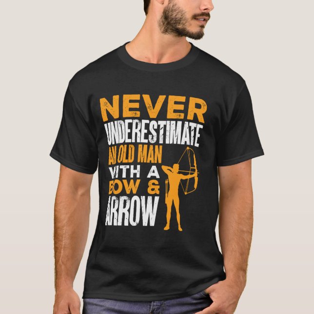Camiseta Um Velho Com Um Arqueiro De Arcos E Arqueiros De S (Frente)