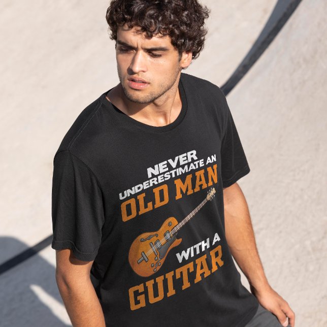 Camiseta Um Velho Com Um Negro De Violão (Criador carregado)