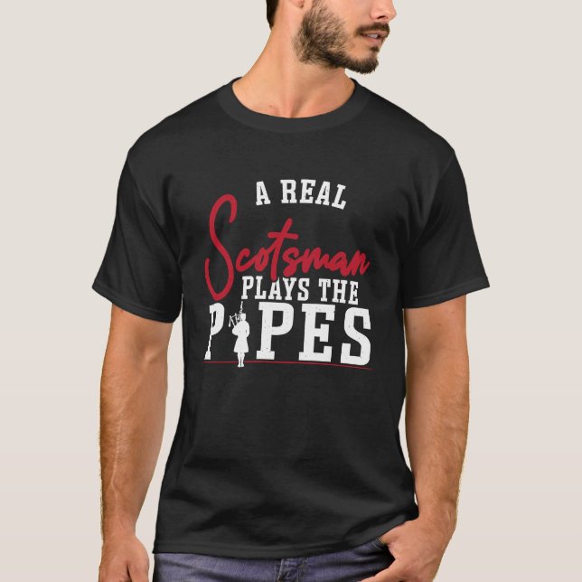 Camiseta Um Verdadeiro Escocês Joga Os Pipes (Frente)