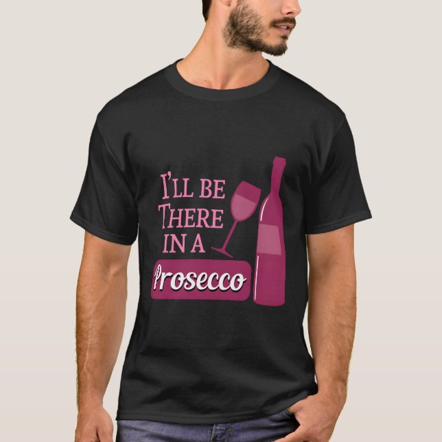Camiseta Um Vinho Engraçado Dizendo Que O Presente Estará L (Frente)