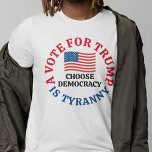 Camiseta Um Voto Para Trump é Tirania Escolhe Democracia<br><div class="desc">Um voto para Trump é tirania,  escolha democracia. Uma camiseta democrata patriótica para as eleições de 2024 lembrando aos eleitores que Donald Trump cometeu traição contra os Estados Unidos da América. Uma design de bandeira americana para um patriota que é contra o partido republicano.</div>