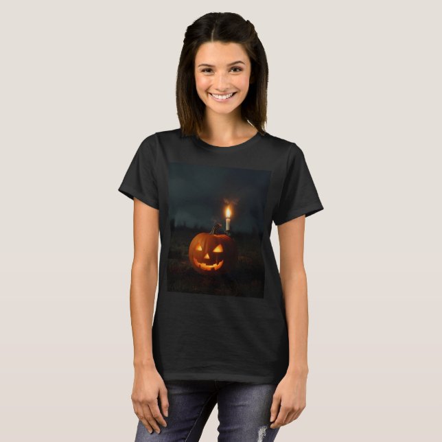 Camiseta uma abóbora com uma vela que diz halloween (Frente Completa)