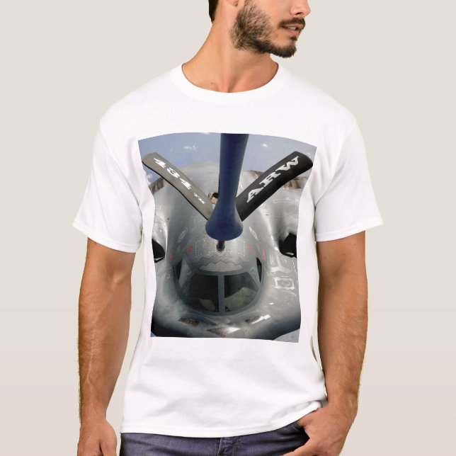 Camiseta Uma aeronave B-2 Spirit a entrar em posição (Frente)