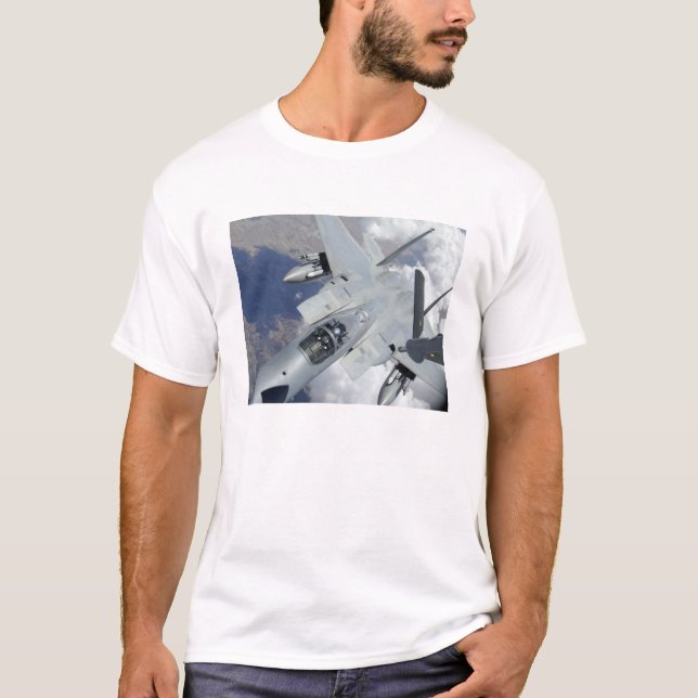 Camiseta Uma águia F-15 se afasta de um KC-135 (Frente)