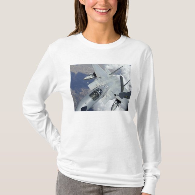 Camiseta Uma águia F-15 se afasta de um KC-135 (Frente)