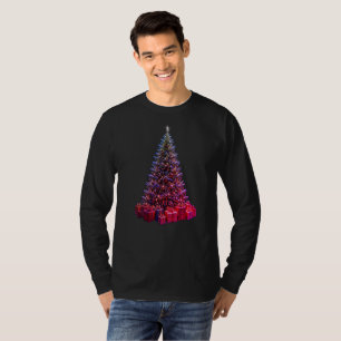 Camiseta Uma árvore de Natal em uma blusa preta de manga lo