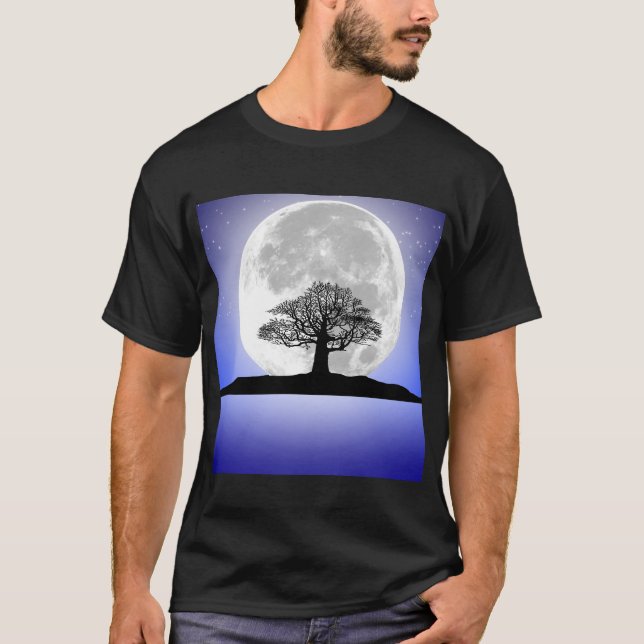 Camiseta Uma árvore solitária e sem folhas numa noite de lu (Frente)