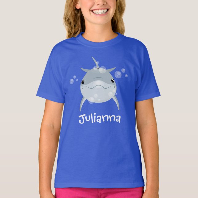 Camiseta Uma bela ilustração do desenho animado de golfinho (Frente)