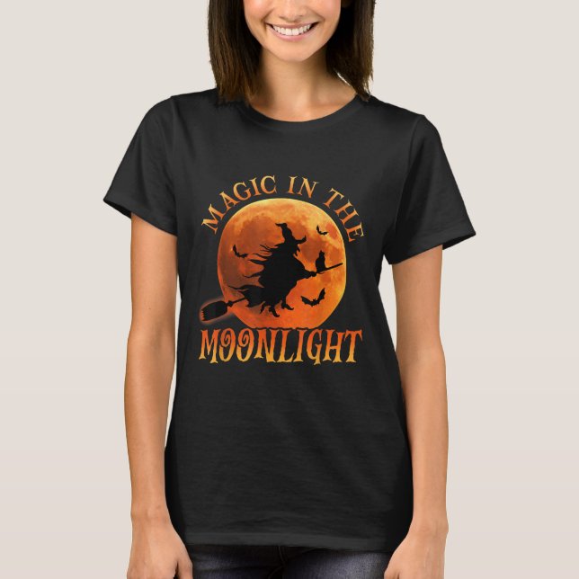 Camiseta Uma Bruxa Andando a Broom Halloween Magic (Frente)