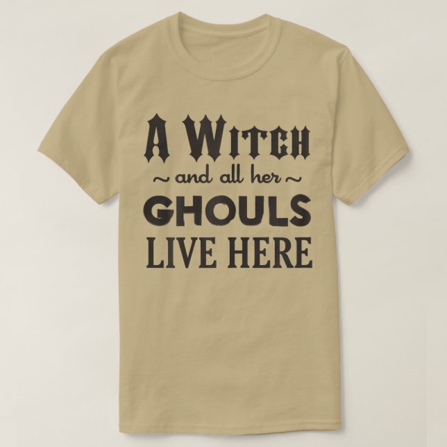 Camiseta Uma Bruxa E Todos Os Seus Ghouls Vivem Aqui 51 (Frente do Design)