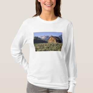 Camiseta Uma cabana de madeira e as montanhas Sawtooth em