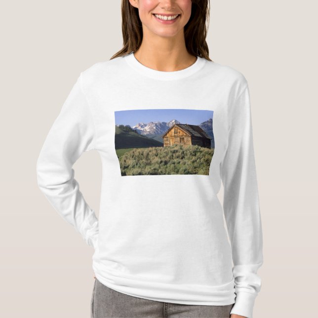 Camiseta Uma cabana e as montanhas Sawtooth em (Frente)