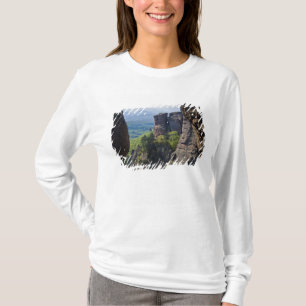 Camiseta Uma caminhada pelas ruínas do Castelo de Belogradc