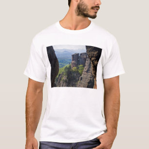 Camiseta Uma caminhada pelas ruínas do Castelo de Belogradc