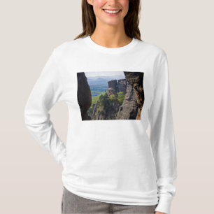 Camiseta Uma caminhada pelas ruínas do Castelo de Belogradc