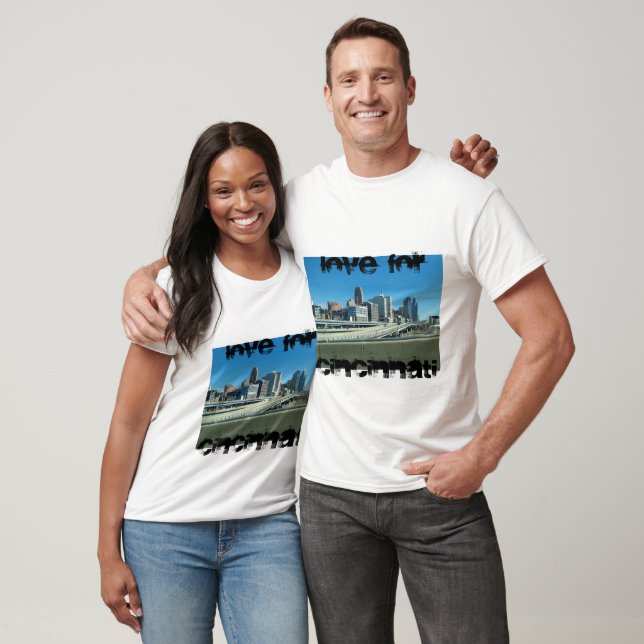 Camiseta Uma camisola de capuz com centro Cincinnati. (Unissex)