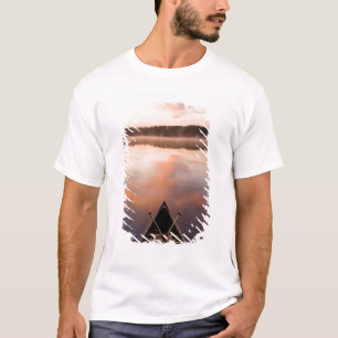 Camiseta Uma canoa repousa na costa do Lago Pawtuckaway